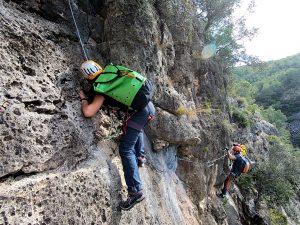 Paso de escalada natural de la vias ferratas en valencia